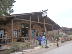 グランドキャニオンでの宿泊先
ブライト・エンジェル・ロッジ(Bright Angel Lodge)
ここはフロントとレストランのみ、客室は別棟です。