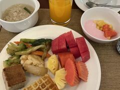 今日も出発は8時、モーニングコールは6時半だったので、7時に朝ご飯を食べにやってきました。すいかがおいしい。バナナケーキもグッドでした。