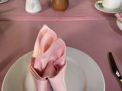 14時、チェックアウトを済ませます。
友達が洗面所のガラスのコップを割ってしまったのですが、チェックアウトの時に5ドルを請求されてびっくり。こんな高級ホテルだったら無償だと勝手に思っていました。日本のホテルでも請求されるんでしょうか？
14時15分、ホテルの、いつも朝食をいただいているレストランでカンボジア風アフタヌーンティーをいただきます。