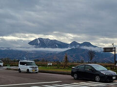 帰りに道の駅「花の駅千曲川」に立ち寄り（駐車場から木島平スキー場が見えた）
まだ早い時間だったのに、地元の買い出し客で駐車場も店内大混雑！！