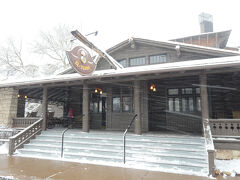 朝食は、グランドキャンで一番格調高いエル・トヴァ・ホテル（El Tovar Hotel）に行きました。