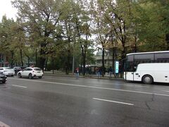 ホテルカザフスタンの前のバス停から、今日の最初の目的地メデウ行きのバスが出ます。12番のバス。バス料金は一人２００KZT。口コミ通り、なぜか帰りの分も支払いました。

混んでいたけれど、席を譲ってくださる方がいてありがたく座らせてもらいます。