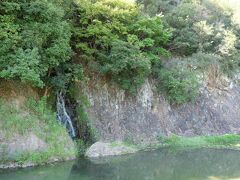 石壁を流れ落ちる桶樋滝（おけどいのたき）です。

藩主の観賞用として石壁に造られたもので、紫雲残の中腹に置かれた桶まで人力で水を汲み上げたことから、この名前で呼ばれているそうです。
現在は西湖の水をポンプアップして流しているそうです。