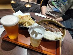 福岡空港の国内線出発ロビーにて。いりこ出汁の効いたカレー、九州を発つ前にどうしても食べたくなったとり天！