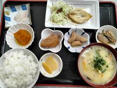 中央卸売市場の食堂へ。市場で働く方がメインターゲットなお店ですが、誰でも行けるようです。フグ干物定食、こんなにたっぷりで700円でした