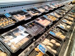 こちらは120円均一のお寿司。セルフで取り、席で食べる前に店員さんと個数確認するシステムでした。大きな穴子やブリも均一価格で驚き！