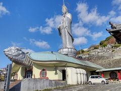 福済寺
　長崎４福寺の１つです。
　この寺院は、黄檗宗の寺院で、中国福建省出身の僧「覚海」を開基
　とする禅寺です。
　大きな亀の背中に乗った万国霊廟長崎観音様が長崎の街を
　見守っておられます。その大きさにびっくりです。
　この亀の中が本堂となっています。