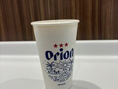 帰りもバスとタクシーなので、空港で夫がオリオンビールを飲みました。