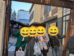 法善寺横丁で岡山から来られていたグループさんの写真を妹が撮った事で、そのグループのおじ様お二人と一緒に写真を撮って頂きました！