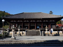 とりあえず、正面に立つ本堂に参拝する。本堂は曼荼羅堂と呼ばれ、境内最大の建物であり、国宝である。堂内では、天平時代に造られた国宝の曼陀羅厨子や、重要文化財の當麻曼陀羅の写本などを観ることが出来る。