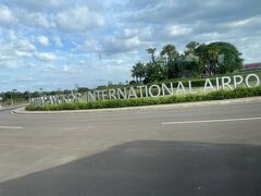 1時間ほど走ってシェムリアップ国際空港に着いたのは15時45分ごろ。