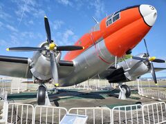 航空自衛隊浜松広報館「エアーパーク」、駐車場・入館料は無料。

駐車場から見える、屋外展示場。
間近で見られる、ヘリコプターや飛行機にワクワク。