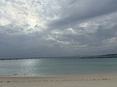 雲がどっかに行ってくれたらなー。
静かで綺麗なビーチでした。