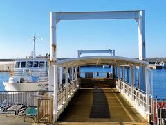 引き返してフェリー乗り場に戻ります。