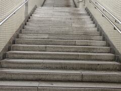 まずは都営三田線御成門駅から。PHOの旅行記は毎度上りの階段が欠かせません