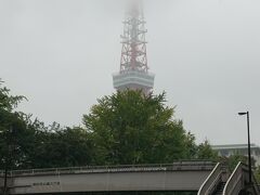 天候は傘が微妙な小雨、333ｍの東京タワーは見事に霧の中