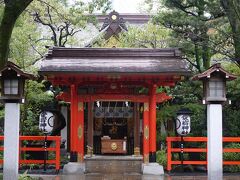 主祭神は火産霊命
慶長8(1603)年、家康公の命により防火の神として祀られました。
境内は戦時中の空襲で太郎坊神社を残して焼失しましたが、氏子中の寄付により昭和33(1958)年に拝殿、弊殿、本殿が再建され、現在に至ります