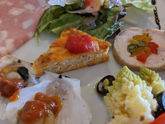 ホテル到着前に国府津のイタリアンBABBOでランチ

カジュアルイタリアンだが、前菜の盛り合わせが華やかで楽しい