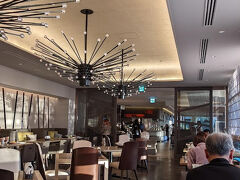 朝食はビュッフェ
会場は広いのですが、子連れも混じってビュッフェ台周辺の動線の混乱、全体も雑然としていました

ヒルトンは会員用のスペースを確保してくれています
喧騒から離れて食事ができました