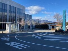長坂駅
貨物列車の車両点検の影響であずさが遅れ、韮崎駅から台ケ原までのバスに乗れず、仕方なく鈍行に乗り換えて長坂に来訪。１時間ほど待って北杜市営バスに乗車。乗客は私一人でした。