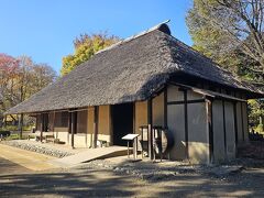 綱島家
多摩川をのぞむ大地上にあった、江戸時代中期の農家の建物です
土間とそこに接する板の間をもつ、広間型と呼ばれる間取りなど、古い時代の民家の特徴があります