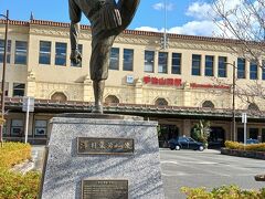 行きたい場所の中で一番遠い所が歩いて40分で普段は歩くのですが、
時間が限られていたのと夜勤明けの体力を考えてレンタルサイクルを利用しました。

まず、宇治山田駅前にある銅像を見に行きました。
伊勢市は日本のプロ野球創成期の巨人軍のエースにして27歳の若さで戦死してしまった沢村栄治投手の出身地です。
プロ野球ファンには沢村賞でお馴染みの伝説の大投手です。

伊勢に来た目的が沢村栄治投手の軌跡をたどる為でした。
