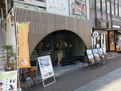 駅に戻って自転車を返却して列車の時刻を見たらまだ時間があったので何か食べる為に参道をウロウロします。