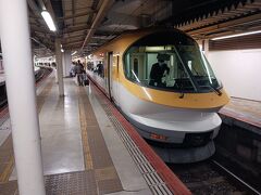しかし、さすがに普通電車だけでは厳しいので特急に乗ります。
京都まで約2時間。
宿も移動中に予約しました。