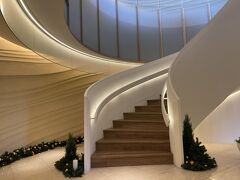 harurunさんはIHGの海外ホテルをあちこちで泊まられているようですが、こちらは初めてとのこと。

印象的なロビーにわー！！＼(^o^)／
と思わず声が上がります。