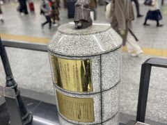 折角なので横浜駅にいる小さな「赤い靴履いてる女の子」をharurunさんに紹介しました（笑）