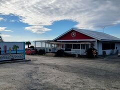 ハワイアンカフェもあります。
この時点で10:00前でした。
カフェのOPEN時間が10:00だと勘違いしていましたが11:00でした。
1時間待つのは厳しい感じだったのでカフェでの食事は諦めました。