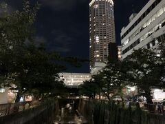 中目黒駅を出て、目黒川沿いの道を上流方面に向かって歩く。
春は桜の名所として知られ、毎年多くの花見客で賑わう川沿いである。

目的地となる聖地のお店まではそこそこ歩く。おおよそ中目黒駅と田園都市線の池尻大橋駅とのほぼ中間地点くらいにあり、どちらから歩いてもそう変わらない距離にあるのだ。
