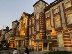 駅舎のレンガも赤く染まっています

駅長室の向こう側のスロープのある門が皇室の方々専用門