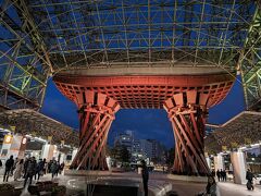 鼓門です。
いつ見ても勇壮で荘厳な感じがする鼓門です。夜のライトアップも綺麗ですね。