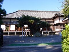 掛川城御殿（国指定重要文化財）
御殿は、城主の公邸、藩の役所、公式式典の場などとして使用されました。

天守閣・御殿入場料
大人（高校生以上） 410円
小中学生　150円