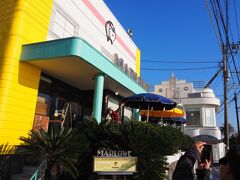 10分ちょっとで
マーロウ　カフェ＆レストラン秋谷本店に到着
このお店はかつてのデートコース（何十年も前のお話しですｗ）
いっつも混んでたね
マーロウと言えば横須賀発祥の湘南名物、ビーカープリンのお店
プリンだけでなくランチやディナーも人気店