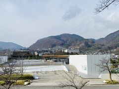 長野県立美術館の近くの駐車場に車を停めました。
美術館の建物の向こうに善光寺が見えます。

長野は数年前に車で通過したのを除けば、12、3年ぶり。
短期間住んでいたのですが、あまり良い思い出がないのです。