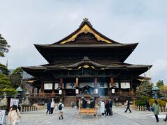 国宝の本堂。
現在の本堂は宝永4年（1707年）に再建されたものだそうです。
茅葺かと思ったら、総檜皮葺き（そうひわだぶき）とのこと。