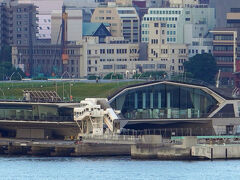 「大さん橋」はまだ眠りについているようですが、上のデッキには入港を見に来た人の姿もあります。