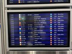 無事にフランクフルトに降り立ちました。
機内から見えるフランクフルトの街はキラキラして見えました。
そう、フランクフルト空港はフランクフルトのクリスマスマーケットにとても近いのです。なので、フランクフルト乗り継ぎも結構真剣に考えていた時期もありました。
T-wayがとても安いのですが、なんせ運行が始まったばかりでさすがに弾丸のスケジュールでは怖くて手を出せませんでした。いつか行こうと思っています。

乗り継ぎ案内は覚えられないので毎回写真に撮っています。