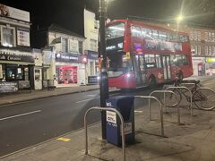 翌朝は５時に起きて、ヒースロー空港へ。

空は真っ暗で通りは夜のようだが、人通りはそれなりにあり、バスにも結構な人が乗っている。駅にも係員がいて、ホームを教えてくれたりと、怖い感じがなかったので良かった。