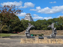 また姫路城が見えた。
ところで、しゃちほこって、雌雄が対になっているものだそう。
なのに、姫路城のは1種類だけ。
昭和の大改修の時、１つをモデルに造ったのでそうなったようだけれど、全部雌なんじゃないかという説があるらしくて。
雌雄は、阿吽で、口を開けているのが雄、閉じているのが雌、姫路のはみんな閉じているから。
宝塚のある兵庫県だもん、それも良いよねー、などと、よくわからないことを思ったりした（姫路から宝塚、遠すぎ）