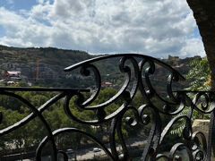 市内中心にクラ川が流れていた。