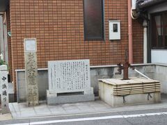 さらに東進し石見銀山街道を右折、海側に進みます。国道２号線の南側は薬師堂通りとなっています。
石の道標がありました。
10月に石見銀山に行ってきたので、陸路ここまで運んで船に乗せたのかなとか思ったのですが、旧出雲街道に立っていたものって？ここじゃないの？
