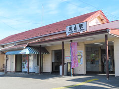 木造ながらしっかりした造りの駅舎。