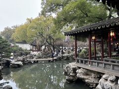 豫園は16世紀に、当時有力者だった役人によって造られた個人庭園。
時代変遷や戦乱のなかで荒廃する時期もあったものの、1950年代に現在の形に整備され、その数年後から一般開放が行われているようです。