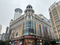 大きなデパート。中を少し覗いてみれば良かった。