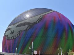 カジノのイメージが強いラスベガスであるが、今も昔もショービジネスの本場でもある。ということで、最新の映像が体験できるというこちらの「Sphere」へ。謎の球体が丸ごとスクリーンのようになっている。