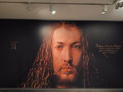 かなり大きなサイズの彼

ここ、デューラーの家では、日本語オーディオガイドがチケット代（7.5ユーロ）に含まれていました
デューラーが最高の画家と言われる一つに、
細かい描写が非常に長けていたそうです
この有名な自画像をこんなに拡大しても、
髪の一本一本が、不自然なく描かれているのがその証拠、とオーディオガイドが紹介していました
