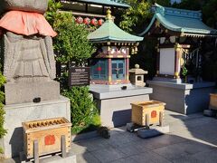 浅草から地下鉄で銀座に出て
三越屋上の出世地蔵をお参りしました。

